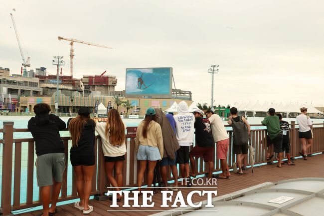 서핑을 관람하는 관객들 모습./시흥시