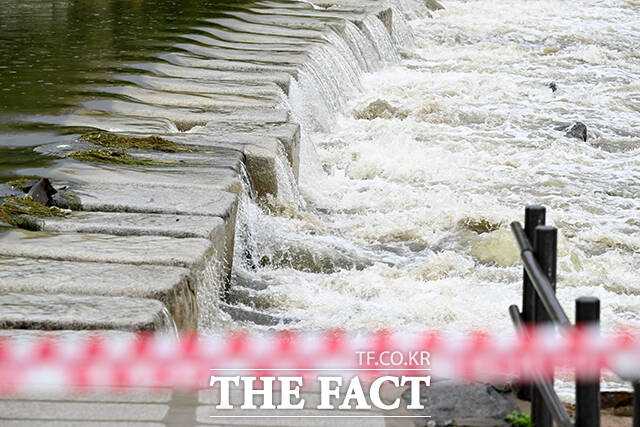 한반도 전역에 집중호우가 이어지면서 이틀 동안 5명이 목숨을 잃거나 실종됐다. 18일 행정안전부 중앙재난안전대책본부(중대본)에 따르면 이날 오전 6시 기준 사망 4명, 실종 1명의 인명피해가 발생했다. 실종은 광주광역시 북구 신안교 인근에서 벌어졌다. 서울과 경기, 인천에 호우주의보와 호우경보가 발령된 20일 오전 서울 구로구 안양천 징검다리 출입이 통제돼 있다. /서예원 기자