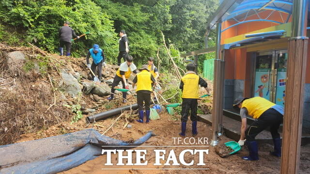 천안교육지원청 직원들이 폭우로 피해를 입은 보산원초등학교에서 수해 복구 활동을 벌이고 있다./천안교육지원청