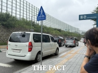  대학병원 앞 '약국행' 승합차…구청은 '골치', 환자들은 '편리'