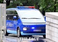  尹 '구속적부심 출석'...서울중앙지법 들어서는 호송차 [TF사진관]