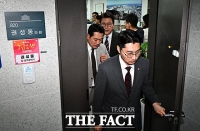  특검 압수수색 받는 권성동 의원실에 집결한 국민의힘 의원들 [TF사진관]