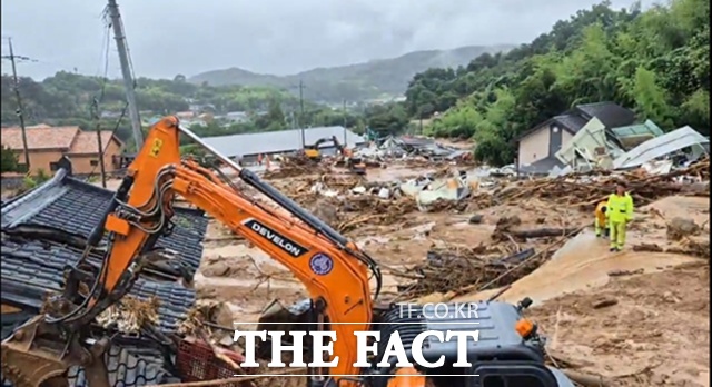 폭우로 산사태가 발생한 산청군 부리마을에서 굴삭기를 동원, 실종자를 수색 하고 있다./경남소방본부