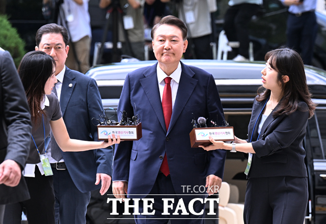 12·3 불법 계엄 사태로 조은석 내란 특별검사팀의 수사를 받는 윤석열 전 대통령이 9일 오후 서울 서초구 서울중앙지방법원에서 열린 구속 전 피의자 심문(영장실질심사)에 출석하고 있다. /이새롬 기자