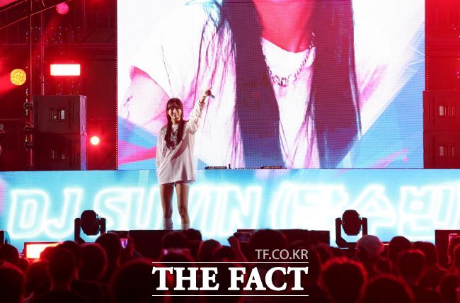 DJ수빈이 써머 비트 페스티벌에서 열정적인 무대를 선보이고 있다./시흥시