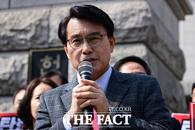 윤상현 국민의힘 의원이 24일 오전 서울 종로구 헌법재판소 앞에서 한덕수 국무총리 탄핵심판 기각 선고와 관련해 기자회견을 하고 있다./남윤호 기자