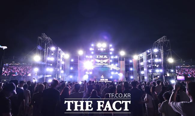 18일 저녁 거북섬 웨이브파크 광장에서 열린 써머 비트 페스티벌 현장 모습./시흥시