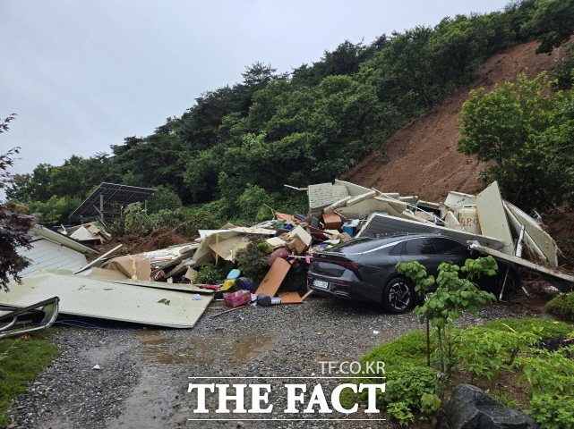 지난 16일부터 나흘째 집중호우가 이어지는 가운데, 산림청이 산사태 위기경보를 발령했다. 사진은 17일 오전 10시쯤 청양군 대치면 주정리 산 99-22 일대에서 산사태가 발생해 인근 자택을 덮친 모습. /청양군