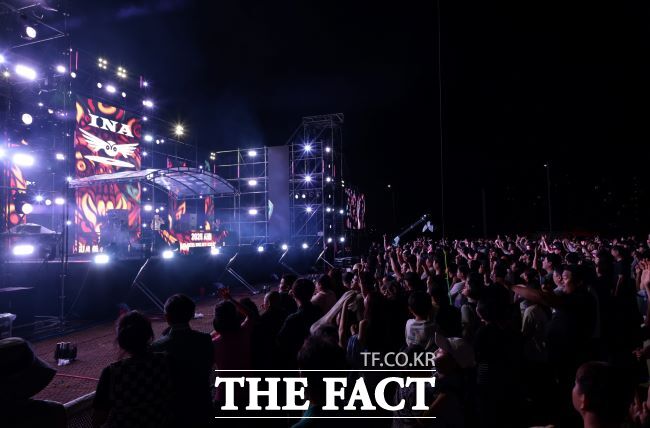 18일 저녁 거북섬 웨이브파크 광장에서 열린 써머 비트 페스티벌 현장 모습./시흥시