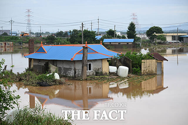 16일부터 나흘째 이어진 집중호우로 전국에 피해가 속출하고 있다. 18일 충남 예산군 삽교읍 일대 주택이 집중호우로 물에 잠겨 있다. /박헌우 기자