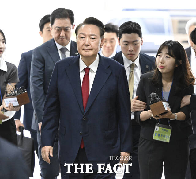 윤석열 전 대통령이 9일 서울 서초구 서울중앙지방법원에서 구속 전 피의자심문(영장실질심사)을 받기 위해 출석하고 있다. 2025.07.09 사진공동취재단