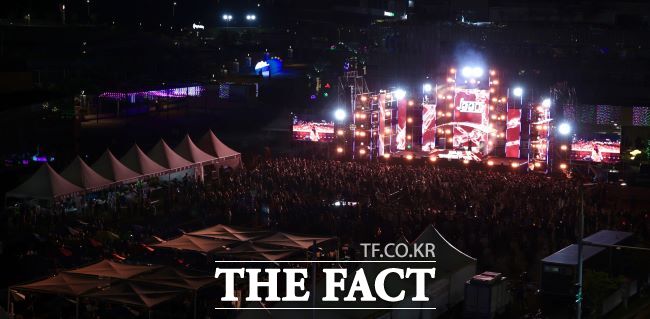 18일 저녁 거북섬 웨이브파크 광장에서 열린 써머 비트 페스티벌 현장 모습./시흥시