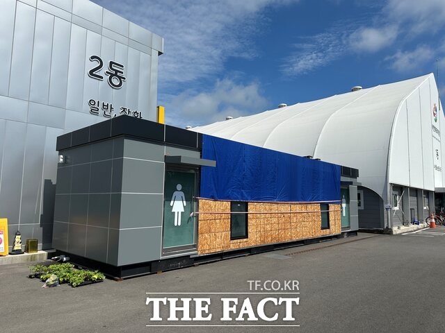 두 달 가까이 방치 상태인 서천특화시장 임시화장실. /노경완 기자