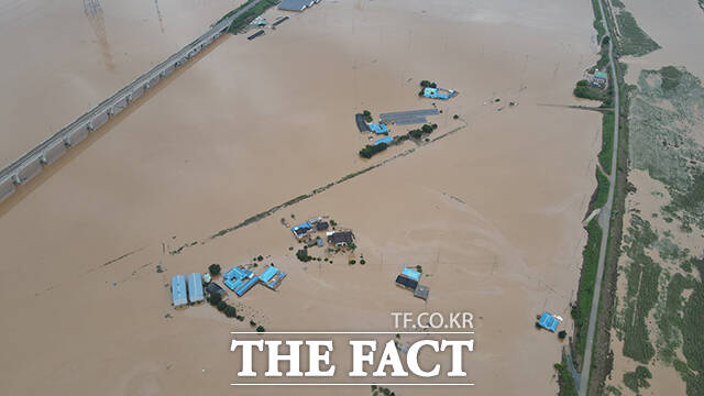 역대급 폭우가 닷새째 이어지면서 10명이 숨지고 8명이 실종됐다. 지난 18일 오후 충남 예산군 삽교읍 일대 비닐하우스가 집중호우로 물에 잠겨 있는 모습. /박헌우 기자