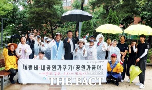 대전 대덕구 목상동주민자치회가 19일 주민자치회원 30여 명이 목상동 생태공원에서 꽃무릇 구근 5000주와 능소화 12주를 식재하는 작업을 진행했다./한동권 독자