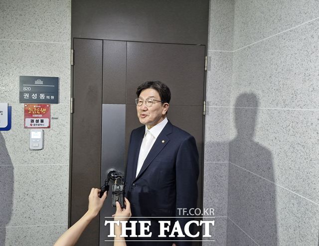 권성동 국민의힘 의원이 18일 소위 말하는 건진법사나 통일교 관계자와의 금품 수수 사실에 대해 전혀 아는 바가 없고 관여하거나 개입한 바가 없다며 전 결백하고 깨끗하다고 밝혔다. 이날 정오께 권 의원이 국회 의원회관 자신의 의원실 앞에서 기자들과 만나 관련 입장을 밝히는 모습. /신진환 기자