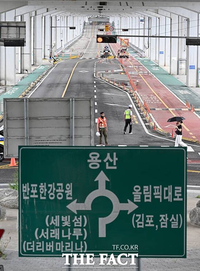 서울시가 20일 오전 10시 40분을 기해 잠수교 양방향 차량통행을 전면 통제한다고 밝혔다. /박헌우 기자