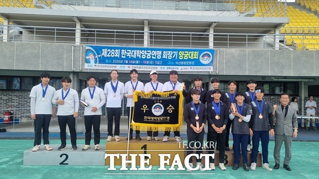 제28회 한국대학양궁선수권대회에서 배재대 양궁부가 단체전 1위를 차지해 수상한 후 기념촬영을 하고 있다. /배재대