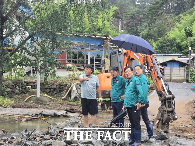 감돈곤 청양군수(왼쪽서 2번째)가 18일 최근 집중호우로 피해를 입은 현장에서 복구상황을 살펴보고 있다. /청양군