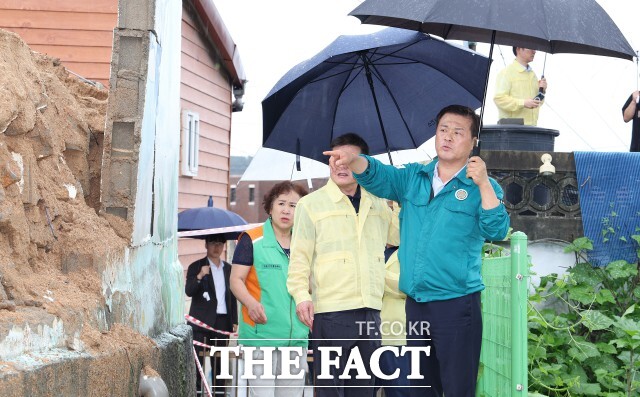 이학수 정읍시장은 지난 19일 옹동면과 수성동 등 피해 현장을 직접 찾아 긴급 조치 상황을 점검하고, 현장에서 관계부서와 직접 통화하며 적극적인 대응을 지시했다. / 정읍시