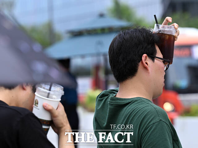 닷새째 이어진 집중호우가 끝나고, 한풀 꺾였던 무더위가 다시 찾아온다. 지난 8일 오후 서울 광화문 일대에서 시민들이 얼음이 든 음료를 얼굴에 가져다 대고 있는 모습. /이새롬 기자