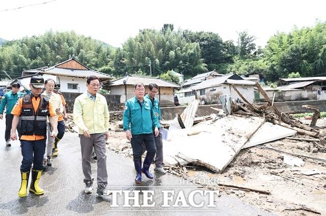 박완수(가운데) 경남지사가 집중호우로 큰 피해를 입은 산청군 일대 주요 피해 현장을 점검하고 실종자 수색 및 응급복구를 진두지휘하고 있다./경남도