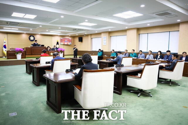 청양군의회가 18일 제313회 임시회 제6차 본회의를 열고 임시회를 폐회하고 있다. /청양군의회