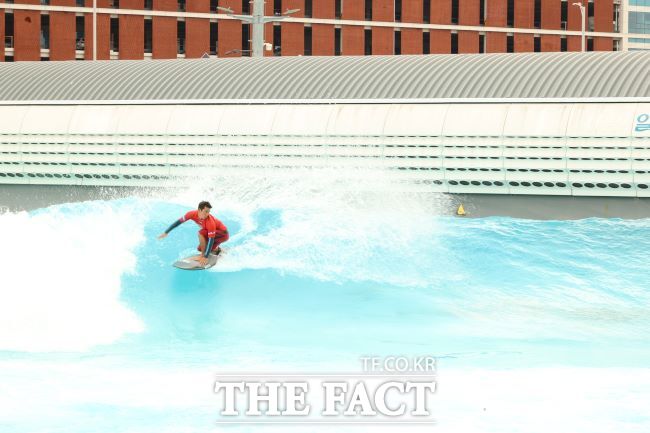 WSL 시흥 코리아 오픈에서 서핑하는 선수./시흥시