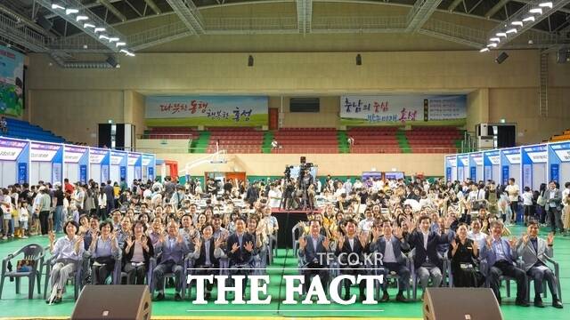 19일 홍주문화체육센터에서 열린 4권역 상상이룸 나눔마당에 참여한 김지철 교육감을 비롯한 내빈들과 교육가족이 함께 기념촬영을 하고 있다. /충남교육청