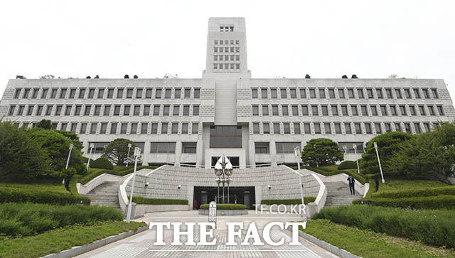 한 회사 대표가 이사회 승인을 받지않고 동종업계 다른 회사 대표를 겸직하고 지배주주가 됐더라도 두 회사가 공동이익을 추구하고 있다면 겸직·겸영금지에 어긋나지 않는다는 대법원 판단이 나왔다./더팩트 DB