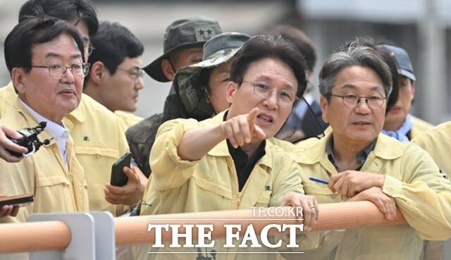 김민석 국무총리는 20일 광주 북구 일대에서 발생한 폭우 피해 현장을 찾았다. 김 총리는 방책 마련을 약속하고 총리실 차원에서 이재민을 위한 소통 창구 개설을 검토 중이라고 밝혔다. (왼쪽부터) 문인 북구청장, 김 총리, 강기정 광주시장이 이야기를 나누는 모습. /뉴시스