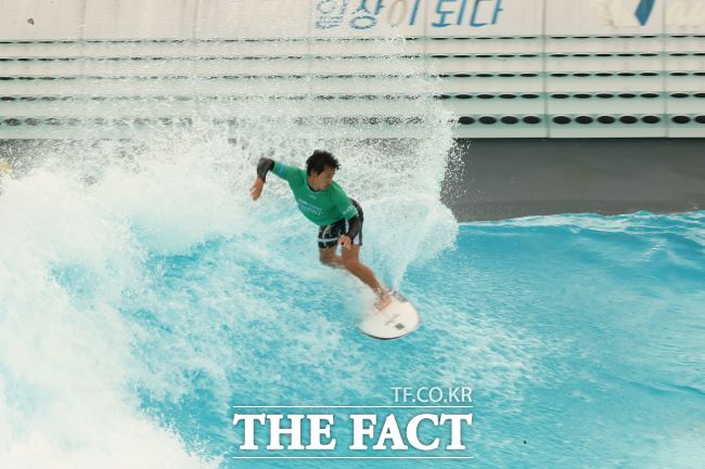 WSL 시흥 코리아 오픈에서 서핑하는 선수./시흥시