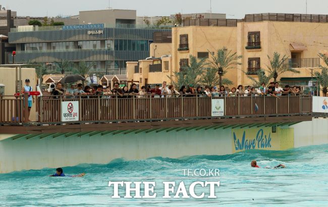 관람객들이 WSL 시흥 코리아 오픈을 관람하고 있다./시흥시