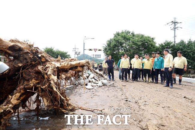 김동연 지사가 20일 가평군 상면 대보교 호우피해 현장을 찾아 상황을 살피고 있다./경기도
