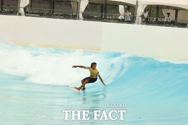 WSL 시흥 코리아 오픈에서 서핑하는 선수./시흥시