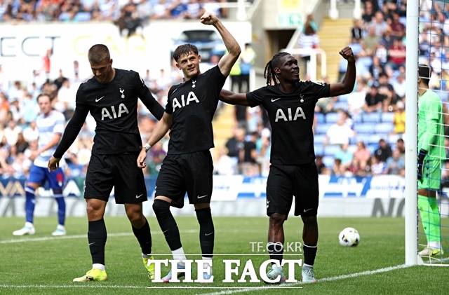 토트넘의 프리시즌 첫 골을 기록한 윌 랭크셔(가운데)./토트넘