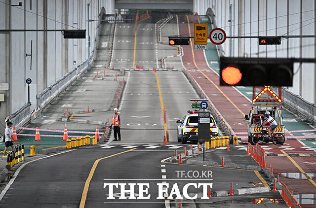 20일 오후 서울 서초구 잠수교의 차량 통행이 통제되고 있다. /박헌우 기자