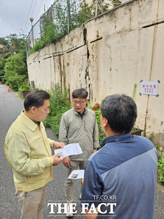 이재준 수원시장이 지난 19일 권선구에 있는 한 아파트의 외벽을 긴급 점검하고 있다./수원시