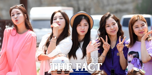 TV 조선 예능프로그램 미스트롯은 원조 트롯 가수 오디션 프로그램으로 시즌1(2019년 2월~5월 방영)에 이어 시즌2와 시즌3로 이어졌다. 사진은 두리, 숙행, 정다경, 홍자, 송가인(왼쪽부터). /더팩트 DB