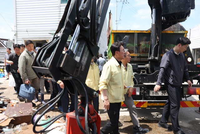 김 총리는 이날 현장 점검 뒤 취재진과 만나 이재민을 위한 소통 창구 필요성과 관련한 물음에 총리실이 직접 소통하는 창구를 하나 개설해서 입구를 다양화하는 것이라며 가칭 총리의 전화라든지 이런 이름으로 준비를 하고 있다고 말했다. /김 총리 페이스북 갈무리