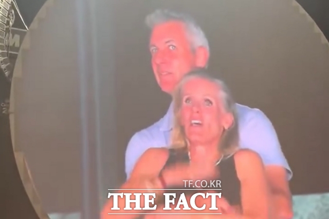 지난 16일(현지시간) 미국 매사추세츠주 보스턴에서 열린 콜드플레이 공연에 함께 갔다가 관중석을 비춘 카메라 때문에 불륜 행각이 들킨 IT 기업 아스트로노머의 앤디 바이런(파란셔츠) CEO와 크리스틴 캐벗 CPO. /소셜미디어 캡처