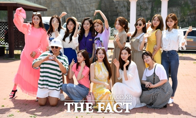 미스트롯 인천 옹진군 백령도 평화 콘서트 당시 두리, 숙행, 정다경, 홍자, 송가인, 김소유, 강예슬, 김희진, 하유비, 정미애, 김나희, 박성연, 조승희, MC 딩동(뒷줄 왼쪽부터 시계방향). 사진 위는 콘서트 전경. /더팩트 DB
