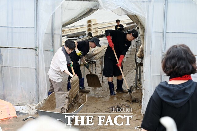 홍성군 공무원들이 16~17일 내린 집중 호우로 피해를 입은 비닐하우스 농가를 찾아 복구작업을 펼치고 있다. /홍성군