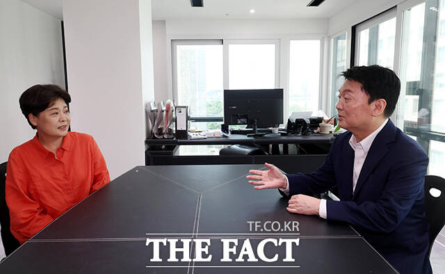 당 혁신안과 관련해 면담 나누는 안철수 의원과 윤희숙 혁신위원장(왼쪽).