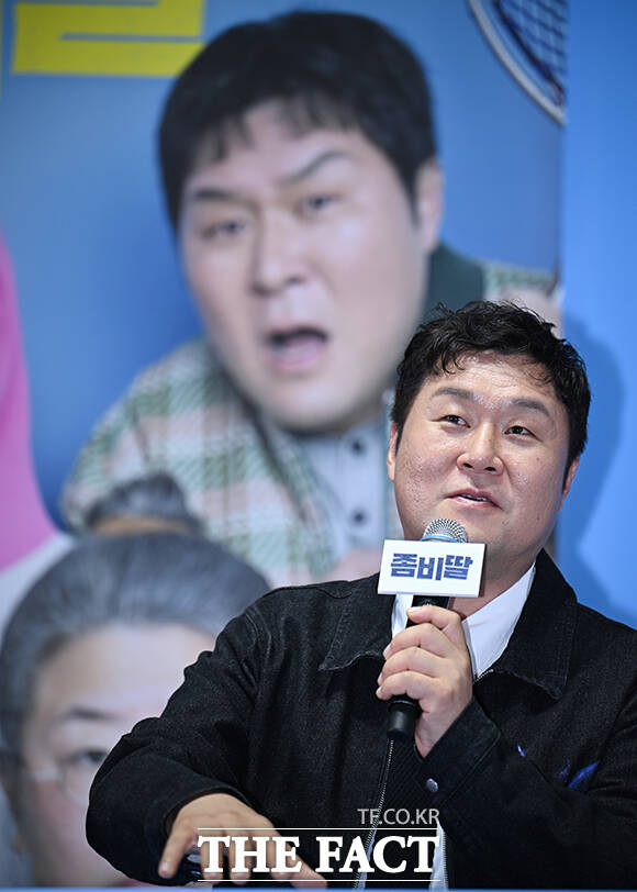 취재진의 질문에 답하는 윤경호 배우.