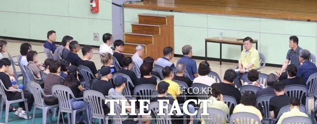 박승원 광명시장이 소하동 아파트 화재 이재민들과 대화하고 있다./광명시