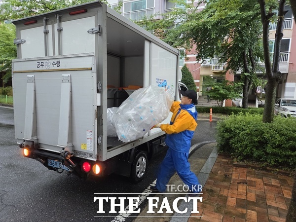환경미화원 재활용 쓰레기 수거 모습./계룡시