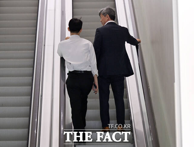 이종호 전 블랙펄인베스트 대표(오른쪽)가 21일 오전 서울 종로구 KT광화문빌딩 웨스트에 마련된 김건희 여사 관련 의혹 수사를 맡은 민중기 특별검사팀 사무실로 출석하고 있다. /이새롬 기자