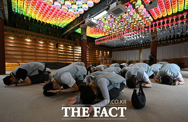 참가자들이 설법전에서 삼배를 올리고 있다.