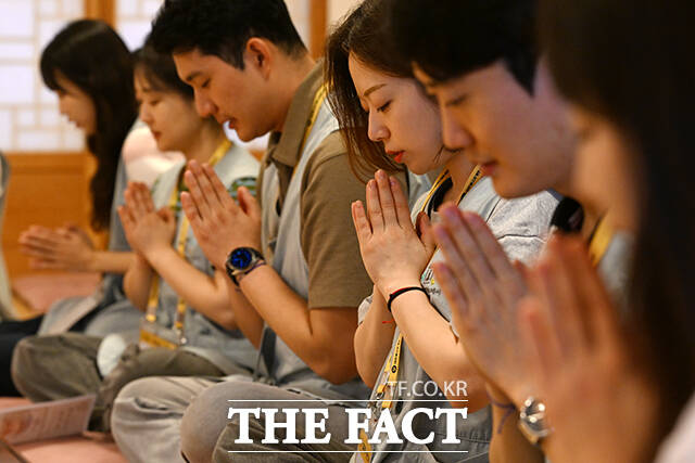 최종 선택 후 참가자들이 스님과 차담을 하고 있다.